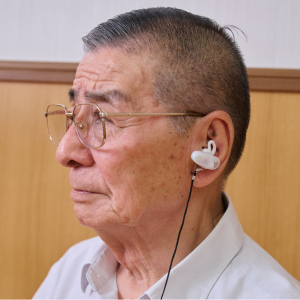 ソノピア会話専用器を装着する様子